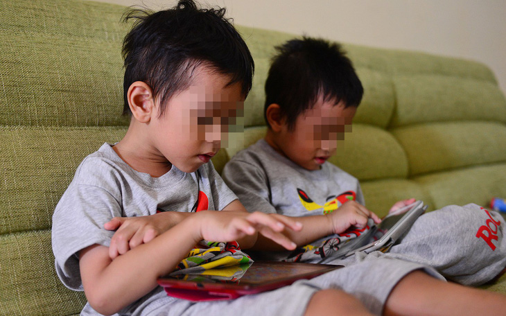 Người nước ngoài phát sợ thấy cha mẹ Việt vừa đút cơm, vừa cho con xem iPad