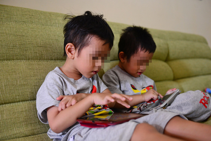 Người nước ngoài phát sợ thấy cha mẹ Việt vừa đút cơm, vừa cho con xem iPad - Ảnh 2.
