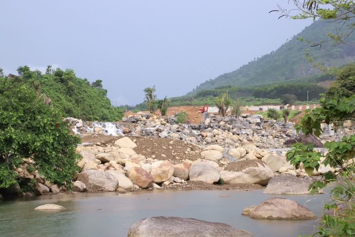 Đà Nẵng phạt, buộc dừng thi công dự án công viên suối khoáng nóng Núi Thần Tài - Ảnh 2.