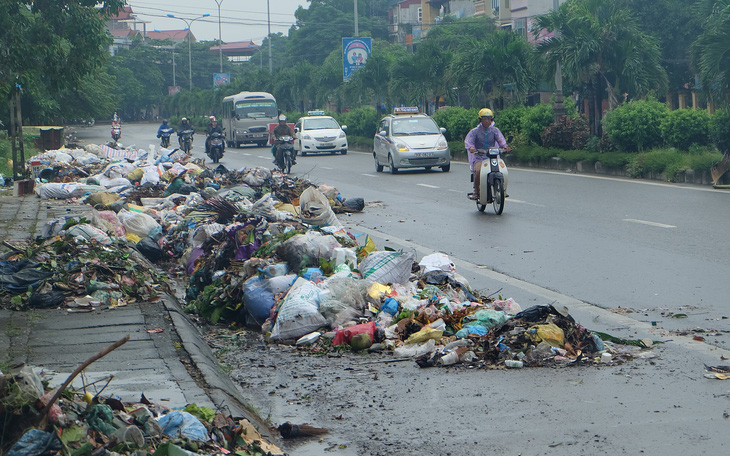 Hà Nội, TP.HCM vẫn phổ biến tình trạng để rác trước cửa nhà