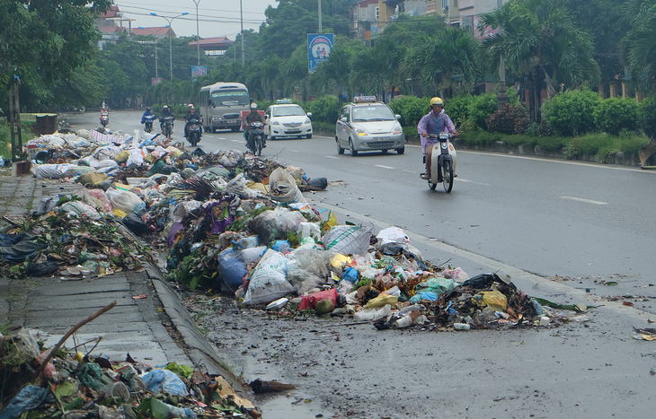 Hà Nội, TP.HCM vẫn phổ biến tình trạng để rác trước cửa nhà - Ảnh 1.