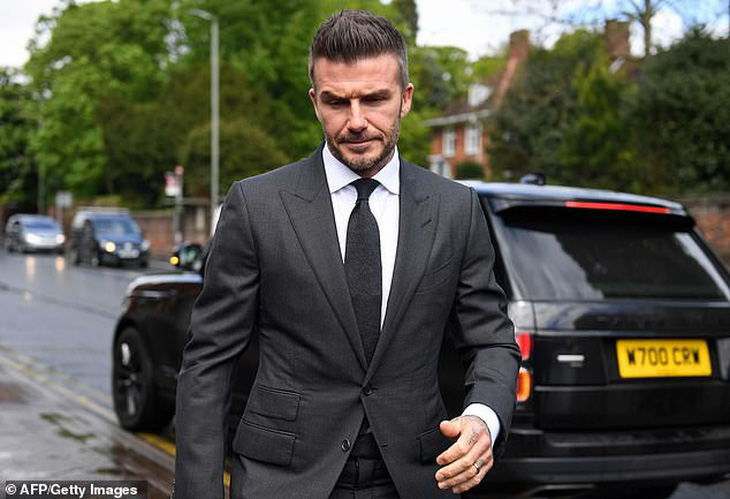Beckham bị cấm lái xe 6 tháng vì vừa lái xe vừa điện thoại - Ảnh 1.