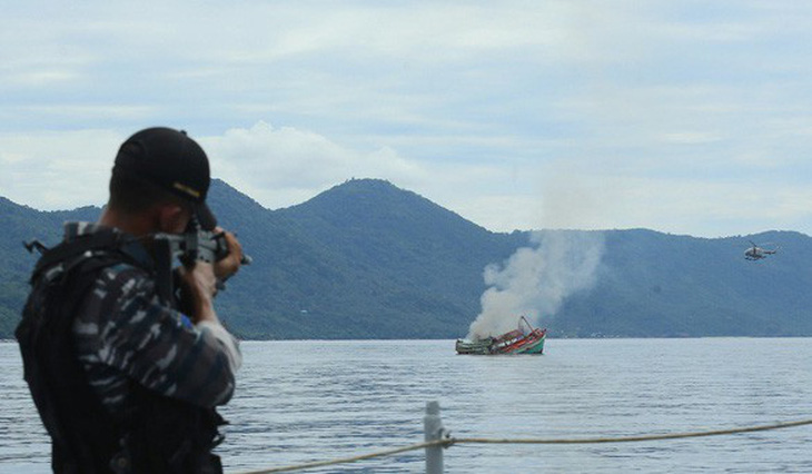 Việt Nam quan ngại sâu sắc về việc Indonesia đánh chìm 38 tàu cá - Ảnh 1.