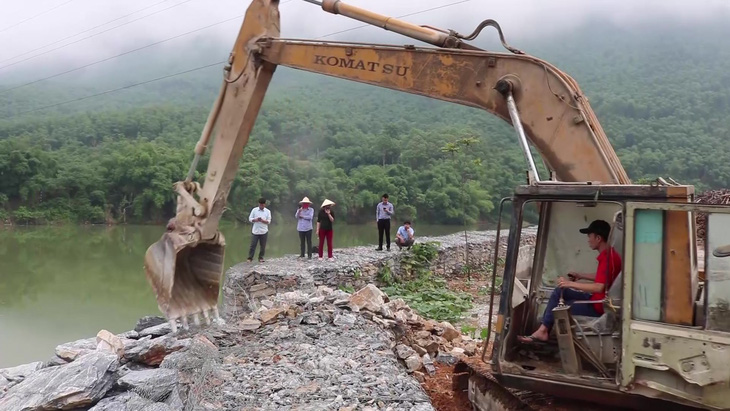 Tháo dỡ bờ kè đá dài 70m lấn chiếm sông Mã - Ảnh 1.