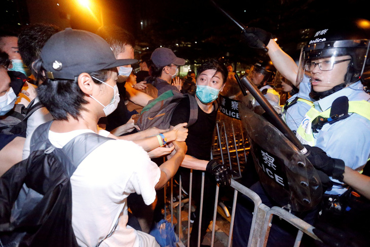 Biểu tình Hong Kong đã có đụng độ, báo Trung Quốc tố thế lực nước ngoài phá - Ảnh 1.