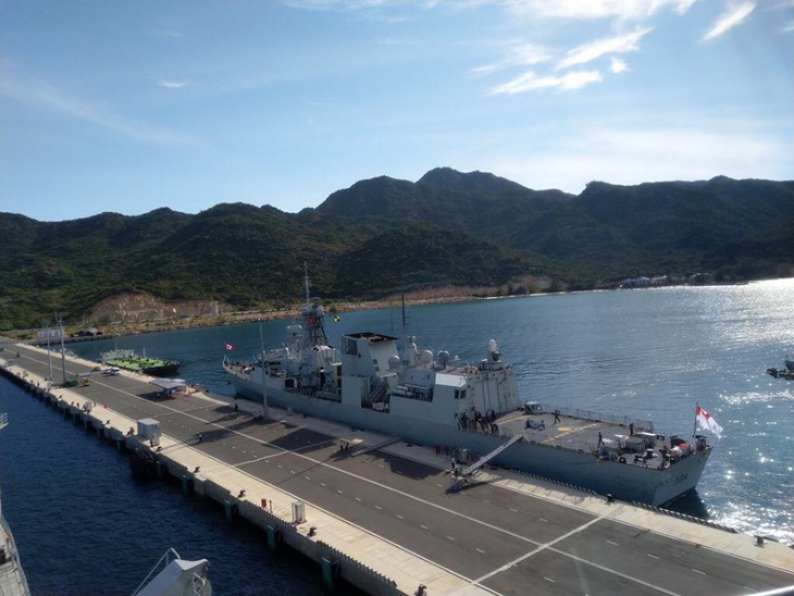 Hai tàu Hải quân Hoàng gia Canada cập cảng Quốc tế Cam Ranh - Ảnh 9.