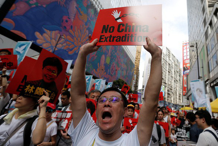 Biểu tình Hong Kong đã có đụng độ, báo Trung Quốc tố thế lực nước ngoài phá - Ảnh 3.