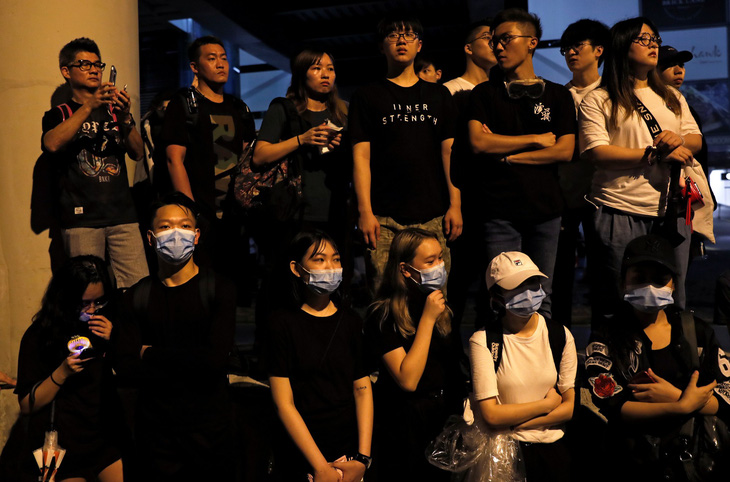 Dân Hong Kong thức suốt đêm ngoài đường chờ biểu tình - Ảnh 2.