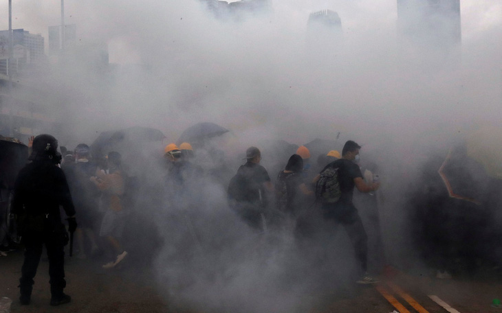 Đụng độ dữ dội giữa cảnh sát và người biểu tình ở Hong Kong
