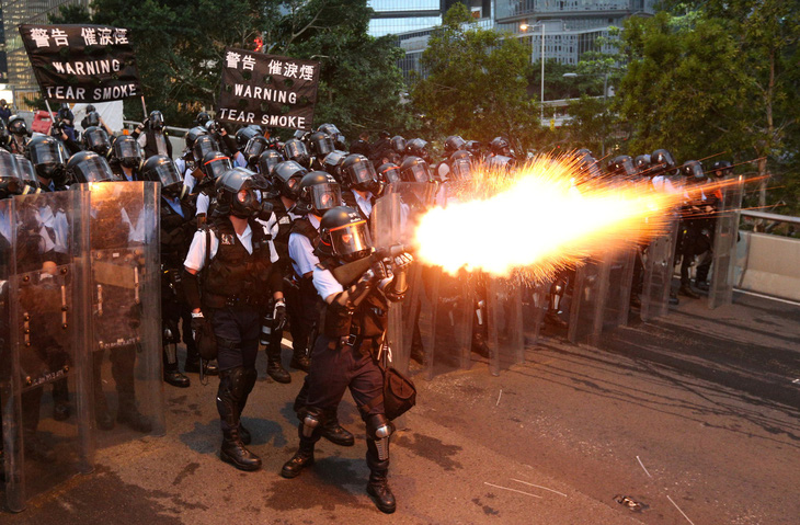 Hong Kong hỗn loạn, trấn áp gạch đá giữa cảnh sát và người biểu tình - Ảnh 3.