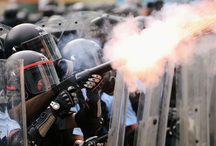 Hong Kong hỗn loạn, trấn áp gạch đá giữa cảnh sát và người biểu tình - Ảnh 5.