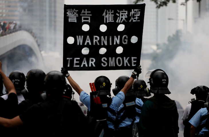 Hong Kong hỗn loạn, trấn áp gạch đá giữa cảnh sát và người biểu tình - Ảnh 4.