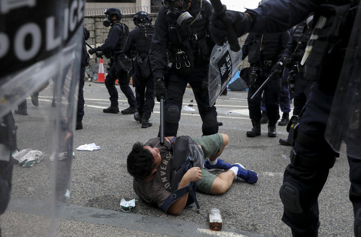 Hong Kong hỗn loạn, trấn áp gạch đá giữa cảnh sát và người biểu tình - Ảnh 1.