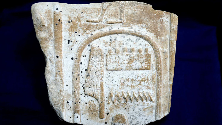 Một phần của chiếc bàn cổ Ai Cập bị đánh cắp - Ảnh: CNN/Moantiquity/Facebook/