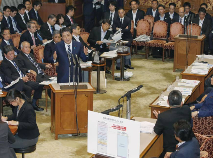 Thủ tướng Nhật phải xin lỗi vì báo cáo dân sống thọ, sợ bể quỹ hưu - Ảnh 1.