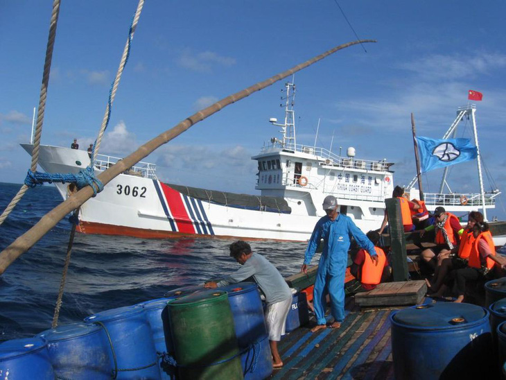 Philippines mắng tàu cá Trung Quốc hành vi hèn nhát, cám ơn Việt Nam - Ảnh 2.