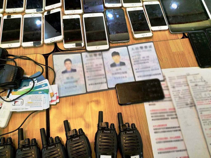 Tạm giữ 20 người Trung Quốc lừa đảo công nghệ, thu 26 máy tính bảng, 46 điện thoại - Ảnh 1.