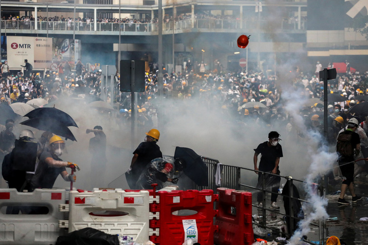 Báo Trung Quốc nói biểu tình vô trật tự, chỉ gây hại cho Hong Kong - Ảnh 1.