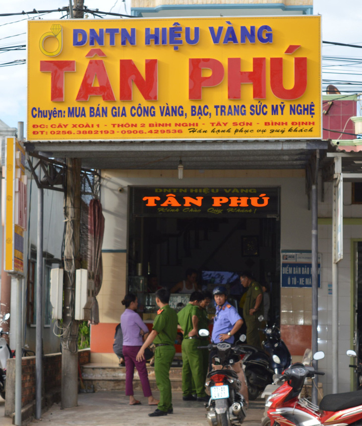 Nhân viên phục vụ hội chợ từ Sài Gòn ra Bình Định cướp tiệm vàng - Ảnh 1.