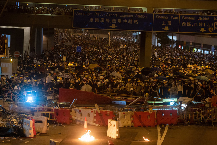 Hong Kong dần trở về nhịp sống bình thường sau những ngày hỗn loạn - Ảnh 4.