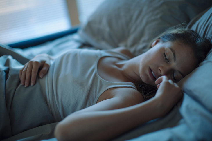 Bật tivi hoặc đèn trong khi ngủ, phụ nữ dễ bị tăng cân? - Ảnh 1.