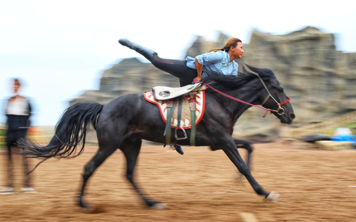 Thưởng thức tuyệt kỹ trên lưng ngựa của anh hào nữ kiệt Nội Mông