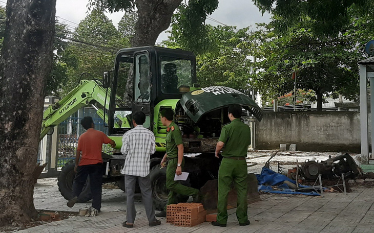 Tạm giữ hình sự hai người cản trở chính quyền dẹp dự án "ma"