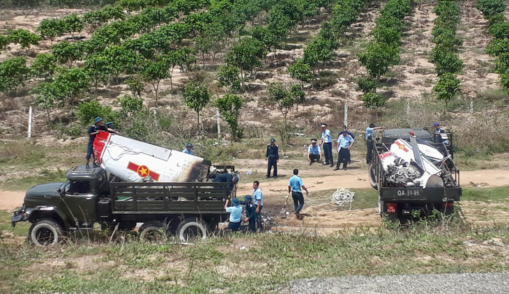 Đề nghị truy thăng quân hàm cho 2 phi công hi sinh trong vụ máy bay rơi - Ảnh 1.