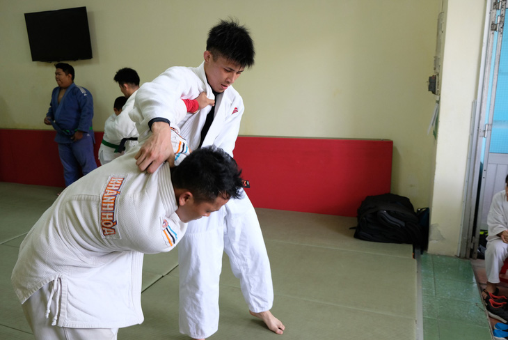 Lính thủy Nhật vật Judo với vận động viên Việt - Ảnh 3.