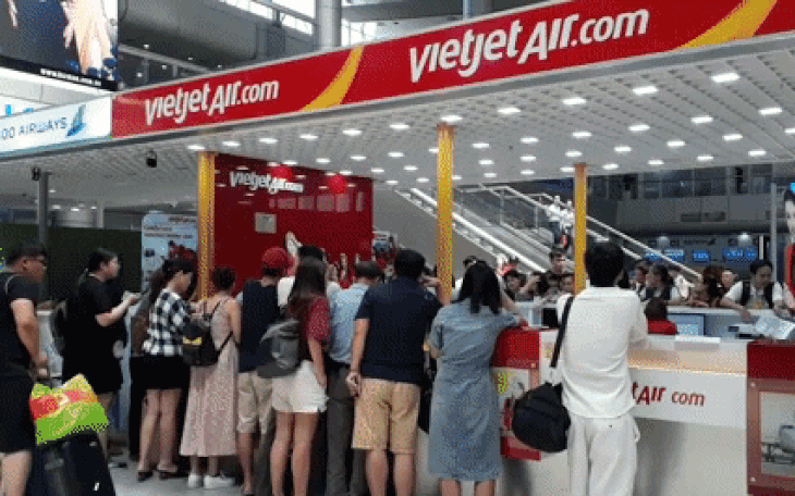 Video hành khách lớn tiếng bức xúc vì VietJet đổi, hủy chuyến liên tục