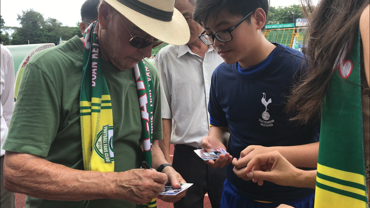 Ông chủ CLB Tottenham Hotspur thoải mái áo thun thăm sân vận động Cần Thơ - Ảnh 8.