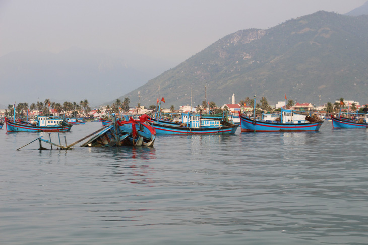 Lật thuyền chở 15 người ở vịnh Vân Phong, 3 người thiệt mạng - Ảnh 1.