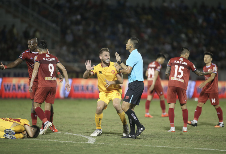 Sân Thống Nhất dậy sóng vì trọng tài trong ngày kết thúc lượt đi V-League 2019 - Ảnh 2.