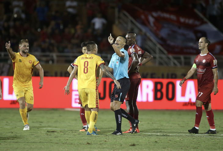 Sân Thống Nhất dậy sóng vì trọng tài trong ngày kết thúc lượt đi V-League 2019 - Ảnh 1.