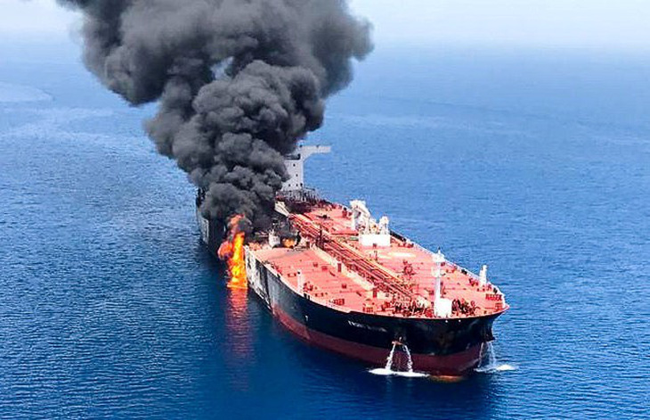 Anh cáo buộc Iran tấn công tàu chở dầu, Iran triệu đại sứ Anh - Ảnh 1.
