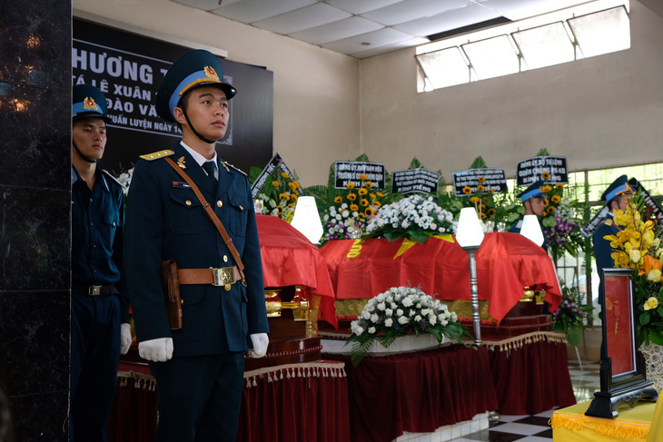 Xúc động lễ truy điệu hai phi công hi sinh vụ máy bay quân sự rơi - Ảnh 3.