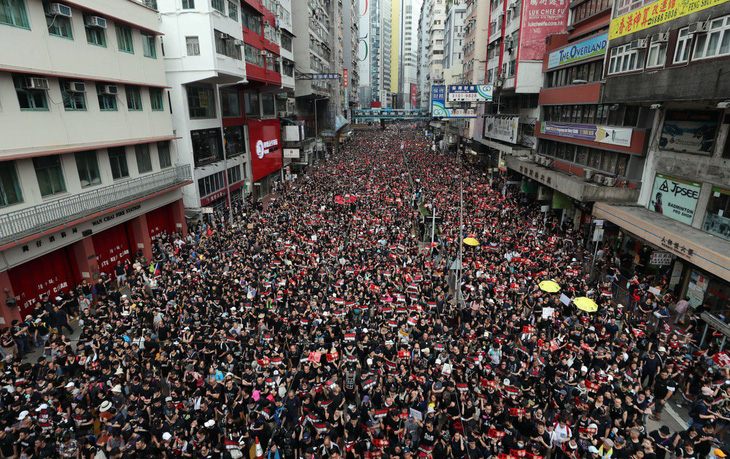 Hoãn luật dẫn độ, người Hong Kong vẫn xuống đường đòi bà Carrie Lam từ chức - Ảnh 3.