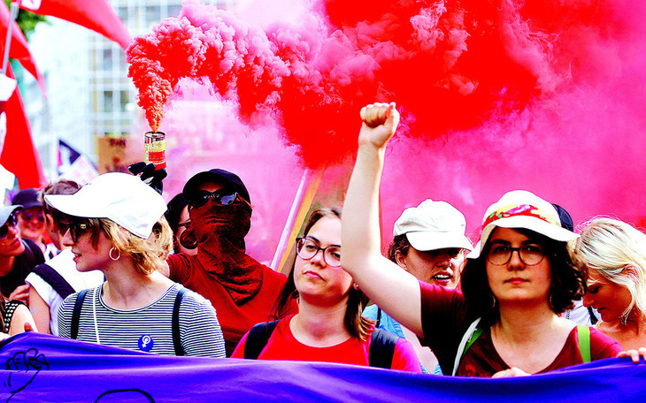Phụ nữ biểu tình ở xử sở hạnh phúc Thụy Sĩ để đòi gì?