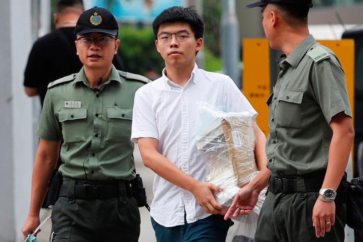 Nhà hoạt động sinh viên Hong Kong Hoàng Chi Phong ra tù - Ảnh 1.