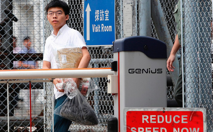 Nhà hoạt động sinh viên Hong Kong Hoàng Chi Phong ra tù
