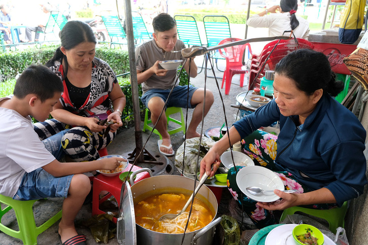 Vật đổi sao dời nhưng bánh canh chị Nga vẫn ngon như 20 năm trước - Ảnh 4.