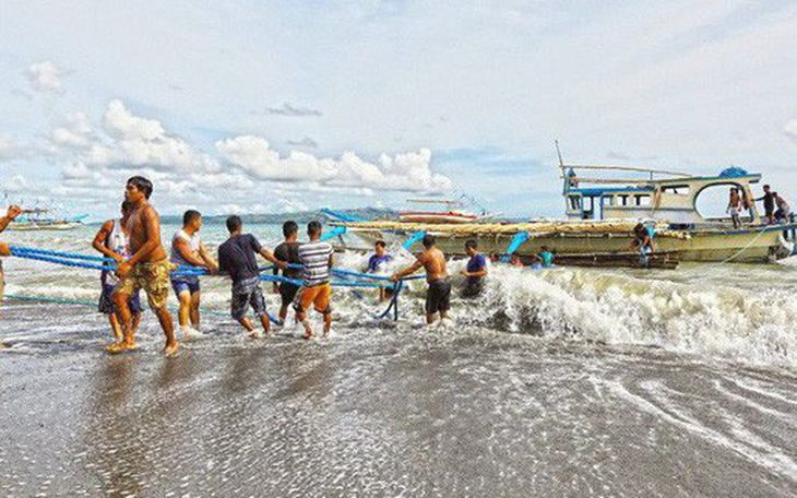 Xem xét khen thưởng cho tàu ngư dân cứu 22 ngư dân Philippines