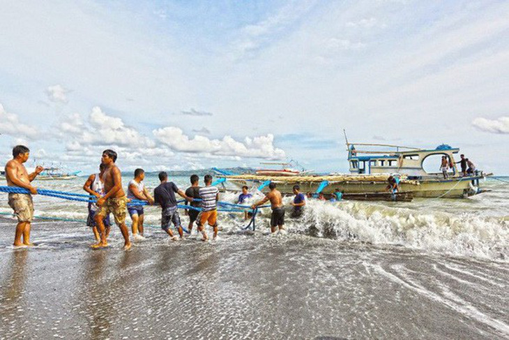 Gay cấn nhiều giờ cứu 22 ngư dân Philipines qua lời kể thuyền trưởng Việt Nam - Ảnh 2.
