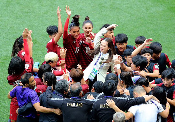 Video trưởng đoàn tuyển nữ Thái Lan bật khóc khi đội nhà ghi bàn  - Ảnh 2.