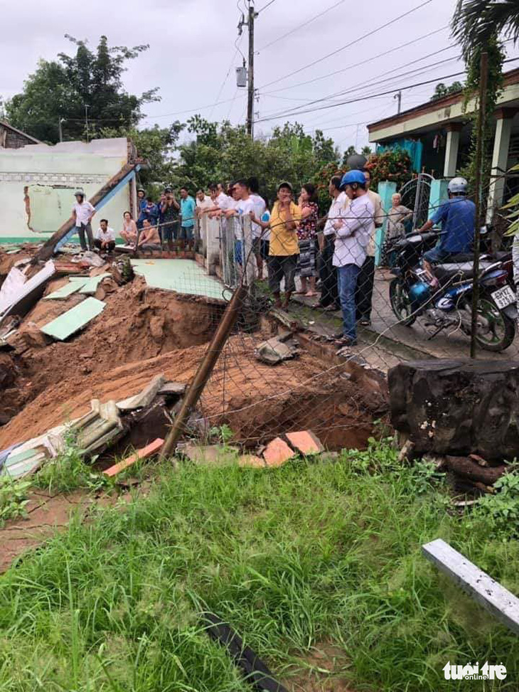 Ba căn nhà bị sạt lở, rơi xuống sông trong đêm - Ảnh 5.