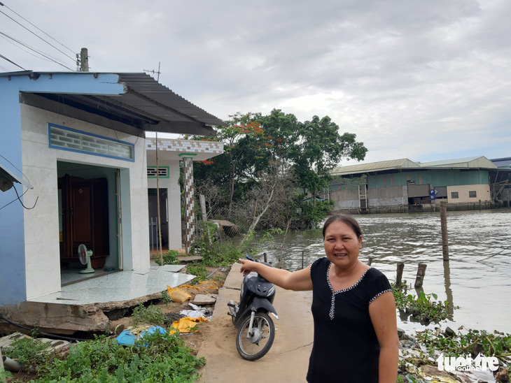 Ba căn nhà bị sạt lở, rơi xuống sông trong đêm - Ảnh 3.