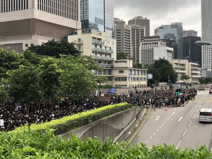 Người biểu tình Hong Kong muốn đối thoại trực tiếp với trưởng đặc khu - Ảnh 1.