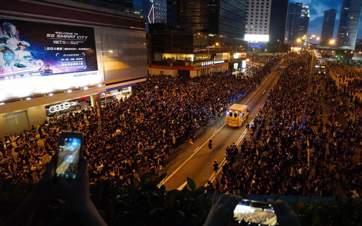 Biển người biểu tình Hong Kong nhường lối cho xe cứu thương