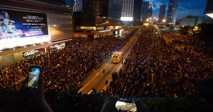 Biển người biểu tình Hong Kong nhường lối cho xe cứu thương - Ảnh 1.