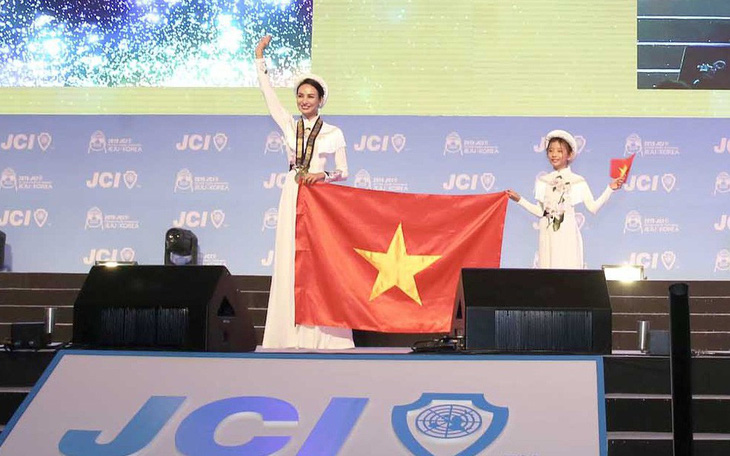 Áo dài Việt Nam gây ấn tượng tại Hội nghị JCI thế giới